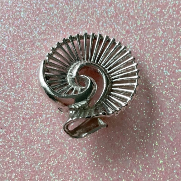VINTAGE 1950 Sarah COVENTRY SILVER SWIRL LAPEL PIN - Picture 3 of 5